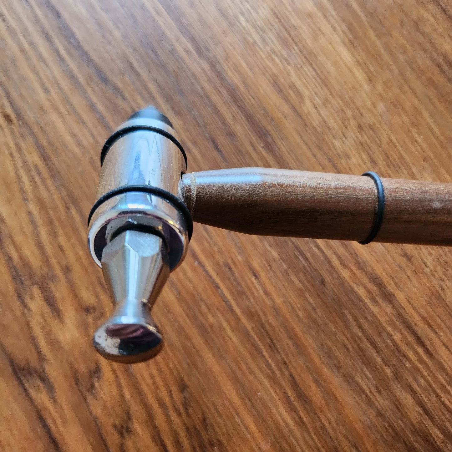 Martillo de puntas intercambiables.